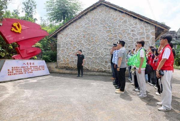 配资平台查询网 679号界碑下聆听山河与青春的对话